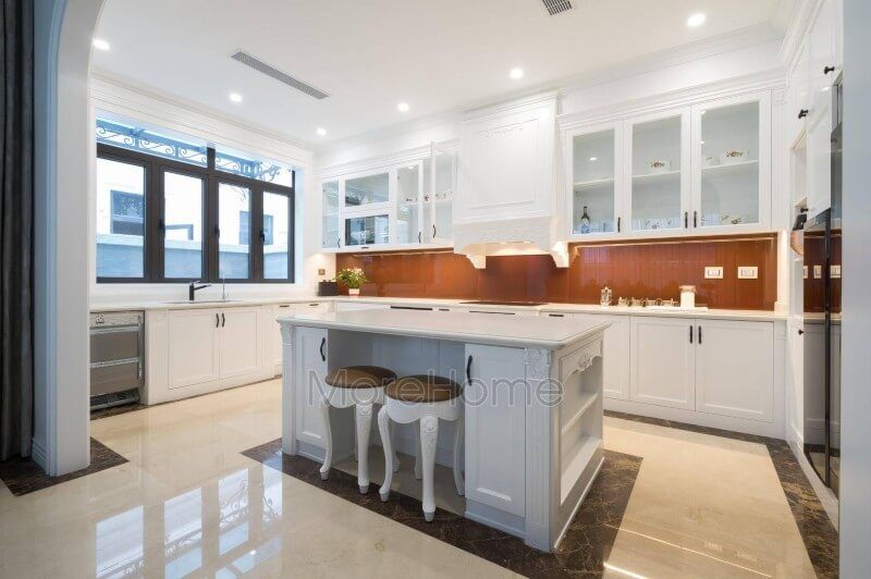 Morehome nhận thi công trọn gói hoàn thiện nội thất phòng bếp cho biệt thự Vinhomes imperia tại Hải Phòng. Hình ảnh thi công nội thất phòng bếp biệt thự tân cổ điển trên đây là một trong nhiều sản phẩm thi công nội thất tại biệt thự vinhomes imperia Hải Phòng của Morehome.