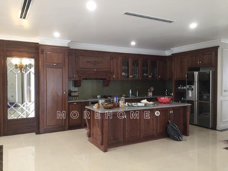 Hình ảnh công trình thi công lắp đặt hoàn thiện tủ bếp chữ L gỗ tự nhiên phong cách tân cổ điển đẹp sang trọng cho biệt thự Ecopark Hưng Yên.